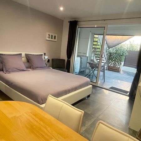 Plage A 400 M Studio Tout Confort Terrasse Clim Parking Hyères Exterior foto